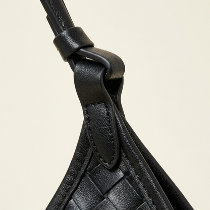Détail de l’attache du sac Alba noir