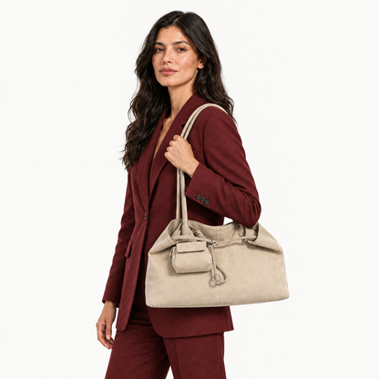 Femme latina portant le sac beige dans une nouvelle pose, format carré