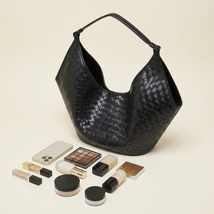 Sac Alba noir accompagné de cosmétiques et d’un téléphone
