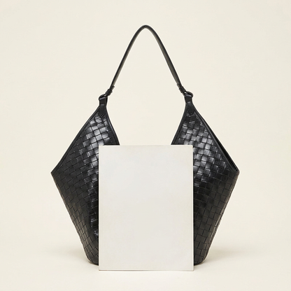 Sac Alba noir présenté derrière un magazine