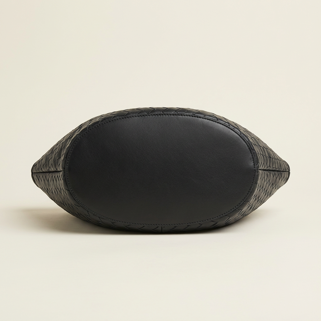 Sac Alba noir, vue du dessous sur fond ivoire